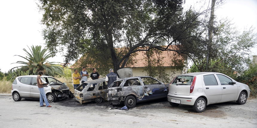 U noci sa cetvrtka na petak oko 4 sata u Supilovoj ulici na splitskom predjelu Meje doslo je do zapaljenja automobila pri cemu su dva potpuno izgorjela , a dva djelomicno. Na slici policijski ocevid na mjestu dogadaja. Foto: Josko Ponos /CROPIX U noci sa cetvrtka na petak oko 4 sata u Supilovoj ulici na splitskom predjelu Meje doslo je do zapaljenja automobila pri cemu su dva potpuno izgorjela , a dva djelomicno. Na slici policijski ocevid na mjestu dogadaja. Foto: Josko Ponos /CROPIX