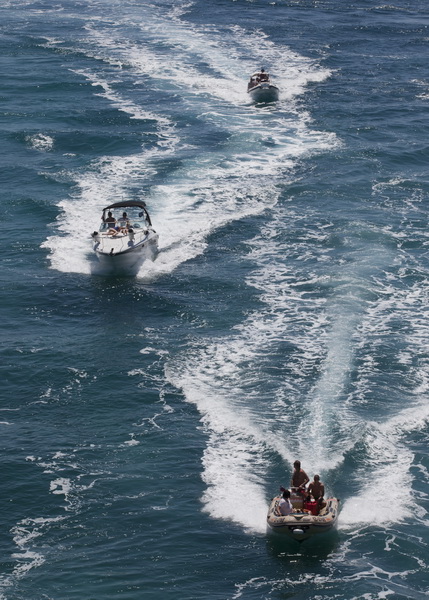 Zadar, 040711.
Pomorski promet ispod mosta u Zdrelcu vrlo je intenzivan za vrijeme ljetnih mjeseci. Prolaz imedju otoka Ugljana i Pasmana najblizi je put zadarskog podrucja prema Kornatima i otocima zadarskog arhipelaga.
Na slici: brodovi slikani s mosta Zadar, 040711.
Pomorski promet ispod mosta u Zdrelcu vrlo je intenzivan za vrijeme ljetnih mjeseci. Prolaz imedju otoka Ugljana i Pasmana najblizi je put zadarskog podrucja prema Kornatima i otocima zadarskog arhipelaga.
Na slici: brodovi slikani s mosta