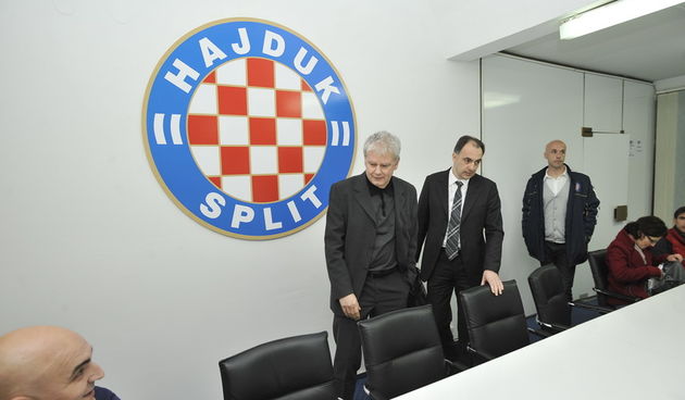 Split, 280213.U 14 sati u prostorijama Hajduka predsjednik skupstine Marin Brbic i odvjetnik Vinko Radovani odgovarali su na pitanja novinara povodom sudjenja na jucerasnjem derbiju Hajduk – Dinamo.Na fotografiji: detalj sa dogadjanja.Foto: Nikola Vili