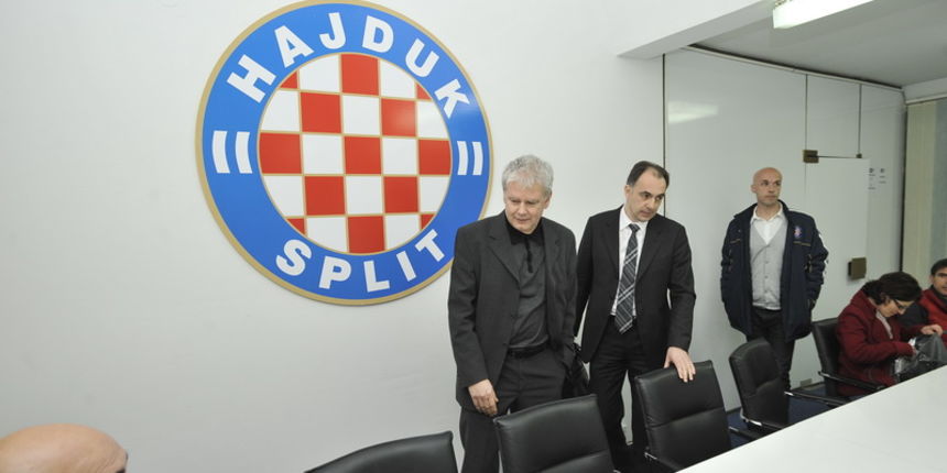 Split, 280213.U 14 sati u prostorijama Hajduka predsjednik skupstine Marin Brbic i odvjetnik Vinko Radovani odgovarali su na pitanja novinara povodom sudjenja na jucerasnjem derbiju Hajduk – Dinamo.Na fotografiji: detalj sa dogadjanja.Foto: Nikola Vili Split, 280213.U 14 sati u prostorijama Hajduka predsjednik skupstine Marin Brbic i odvjetnik Vinko Radovani odgovarali su na pitanja novinara povodom sudjenja na jucerasnjem derbiju Hajduk – Dinamo.Na fotografiji: detalj sa dogadjanja.Foto: Nikola Vili