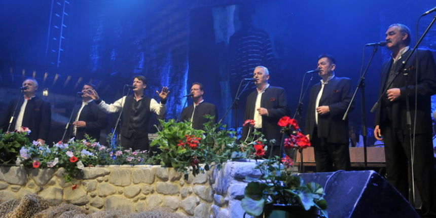 Zagreb, 160512.
Dom sportova,veliki klapski spektakl na kojem su sudjelovali Tomislav Bralic & Intrade, klape Maslina, Sv.Juraj-HRM, Cambi i Kampanel, te gosti Vinko Coce, Lidija Bacic i Ivana Radovnikovic
Na slic: Klapa Intrade
Foto: Bruno Konjevic / CRO