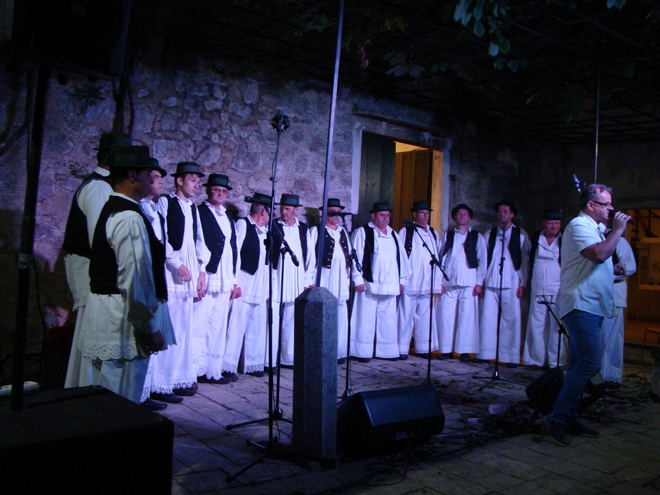 U subotu, 16. srpnja, na Kaštelu Benković u Benkovcu, u sklopu Benkovačkog kulturnog ljeta održan je “9. Etno festival – Benkovac 2016.” U subotu, 16. srpnja, na Kaštelu Benković u Benkovcu, u sklopu Benkovačkog kulturnog ljeta održan je “9. Etno festival – Benkovac 2016.”