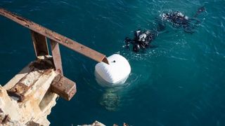 Specijalna policija Ajkule u podrucju ispred lansirne stanice tvornice Torpedo izvukla je s morskog dna jos jedan primjerak torpeda. I ovaj ce primjerak preuzeti Muzej grada Rijeke i uvrstiti ga u svoju Zbirku. Photo: Nel Pavletic/PIXSELL Specijalna policija Ajkule u podrucju ispred lansirne stanice tvornice Torpedo izvukla je s morskog dna jos jedan primjerak torpeda. I ovaj ce primjerak preuzeti Muzej grada Rijeke i uvrstiti ga u svoju Zbirku. Photo: Nel Pavletic/PIXSELL