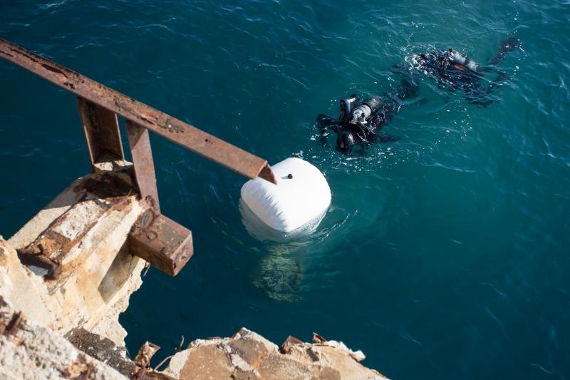 Specijalna policija Ajkule u podrucju ispred lansirne stanice tvornice Torpedo izvukla je s morskog dna jos jedan primjerak torpeda. I ovaj ce primjerak preuzeti Muzej grada Rijeke i uvrstiti ga u svoju Zbirku. Photo: Nel Pavletic/PIXSELL Specijalna policija Ajkule u podrucju ispred lansirne stanice tvornice Torpedo izvukla je s morskog dna jos jedan primjerak torpeda. I ovaj ce primjerak preuzeti Muzej grada Rijeke i uvrstiti ga u svoju Zbirku. Photo: Nel Pavletic/PIXSELL