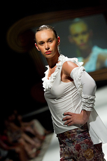 Trodnevna modna manifestacija Zadar fashion nights održava se na Trgu Ivana Pavla II. Prve večeri, pod nazivom ‘Urban Night’ predstavili su se kreatori i modne kuće: Toni Brekalo, Galko, Callegari, Oktan, Ana Milin i Margarete Ete. U glazbenom dijelu prog Trodnevna modna manifestacija Zadar fashion nights održava se na Trgu Ivana Pavla II. Prve večeri, pod nazivom ‘Urban Night’ predstavili su se kreatori i modne kuće: Toni Brekalo, Galko, Callegari, Oktan, Ana Milin i Margarete Ete. U glazbenom dijelu prog