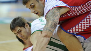 Katowice, 180909. Dvorana Sport Arena Spodek. Europsko prvenstvo u kosarci u Poljskoj, cetvrtfinale izmedju Slovenije i Hrvatske. Na slici: Mario Kasun i Erazem Lorbek u borbi za loptu. Foto: Drago Sopta  / CROPIX