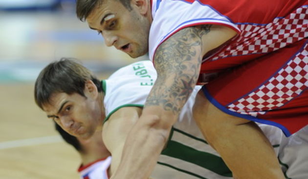 Katowice, 180909. Dvorana Sport Arena Spodek. Europsko prvenstvo u kosarci u Poljskoj, cetvrtfinale izmedju Slovenije i Hrvatske. Na slici: Mario Kasun i Erazem Lorbek u borbi za loptu. Foto: Drago Sopta  / CROPIX