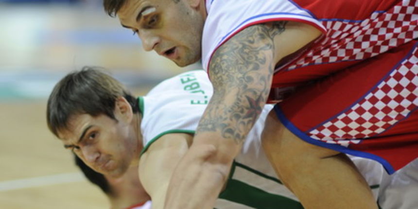 Katowice, 180909. Dvorana Sport Arena Spodek. Europsko prvenstvo u kosarci u Poljskoj, cetvrtfinale izmedju Slovenije i Hrvatske. Na slici: Mario Kasun i Erazem Lorbek u borbi za loptu. Foto: Drago Sopta  / CROPIX