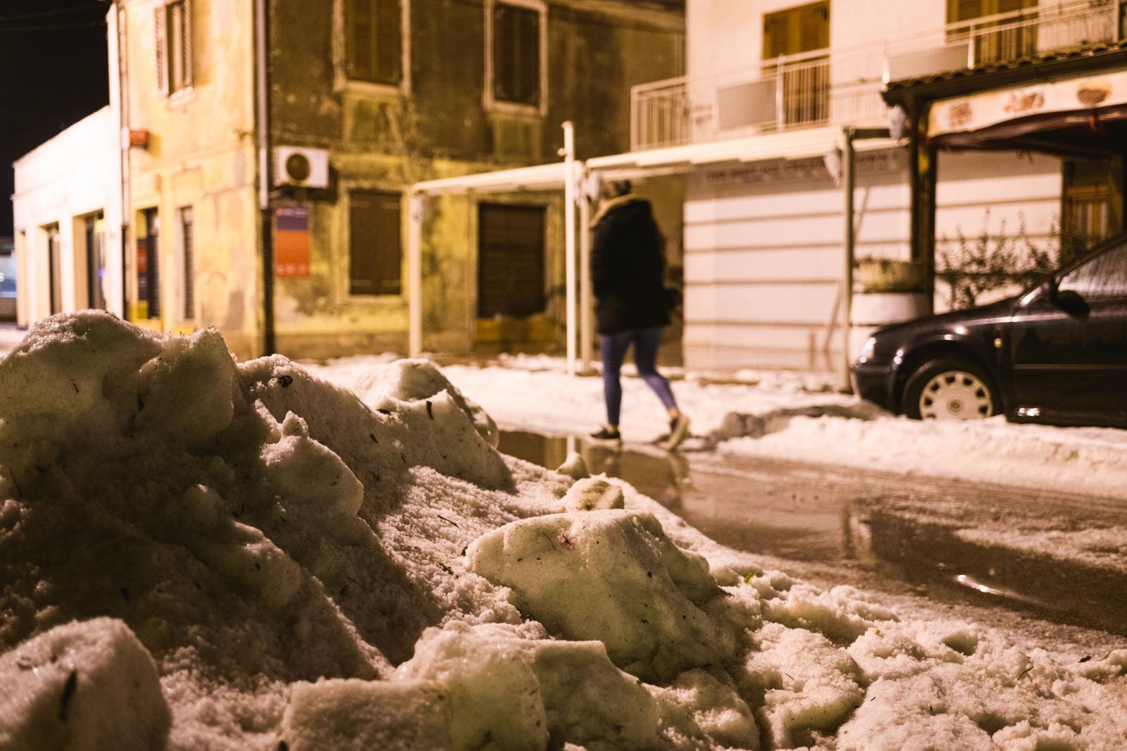 U Pakoštanima padala tuča više od 30 minuta i zabijelila cijelo mjesto U Pakoštanima padala tuča više od 30 minuta i zabijelila cijelo mjesto