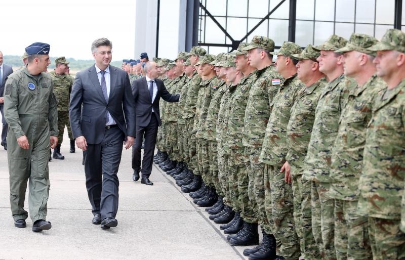 Plenković i Krstičević posjetili zračnu bazu Zemunik i protupožarnu eskadrilu Plenković i Krstičević posjetili zračnu bazu Zemunik i protupožarnu eskadrilu