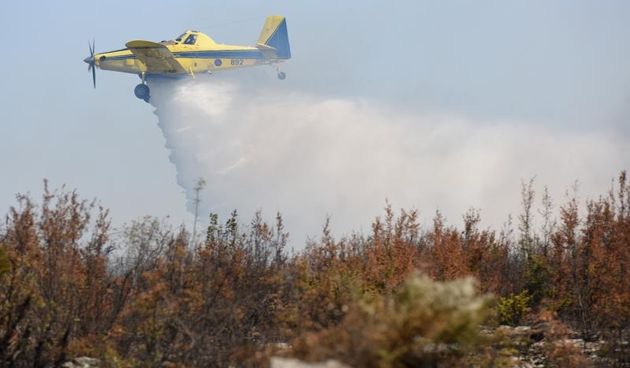 Vatrogasci se već tri dana bore s požarima u zaleđu Dalmacije, a njihova borba i dalje traje.