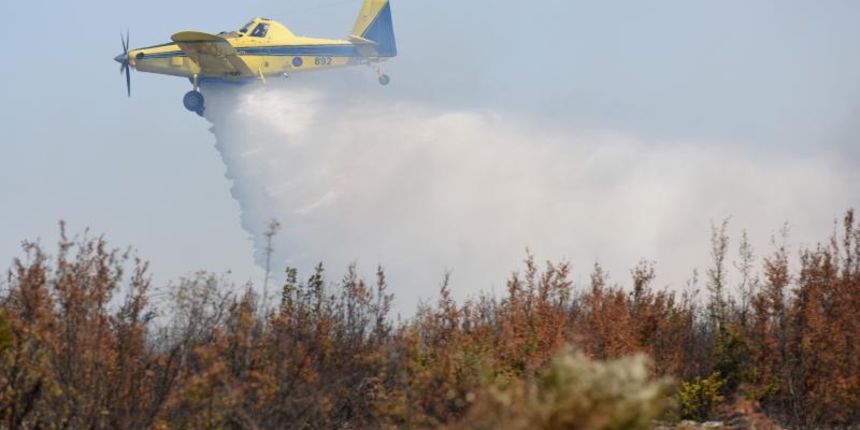 Vatrogasci se već tri dana bore s požarima u zaleđu Dalmacije, a njihova borba i dalje traje. Vatrogasci se već tri dana bore s požarima u zaleđu Dalmacije, a njihova borba i dalje traje.