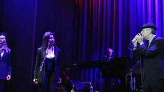 Zagreb, 250710.
Velicanstveni koncert legendarnog kanadskog kantautora Leonarda Cohena u prepunoj zagrebackoj Areni .
Foto : Jadran Babic / CROPIX