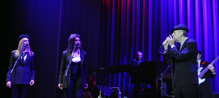 Zagreb, 250710.
Velicanstveni koncert legendarnog kanadskog kantautora Leonarda Cohena u prepunoj zagrebackoj Areni .
Foto : Jadran Babic / CROPIX