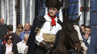 Zagreb, 181012.
Radiceva ulica.
Danas je, uzim centrom grada, marsirala pocasna satnija Kravat – pukovnije, i to povodom svjetskog dana kravate.
Foto: Damjan Tadic / CROPIX