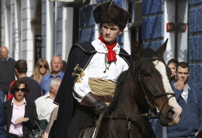 Zagreb, 181012.
Radiceva ulica.
Danas je, uzim centrom grada, marsirala pocasna satnija Kravat – pukovnije, i to povodom svjetskog dana kravate.
Foto: Damjan Tadic / CROPIX
