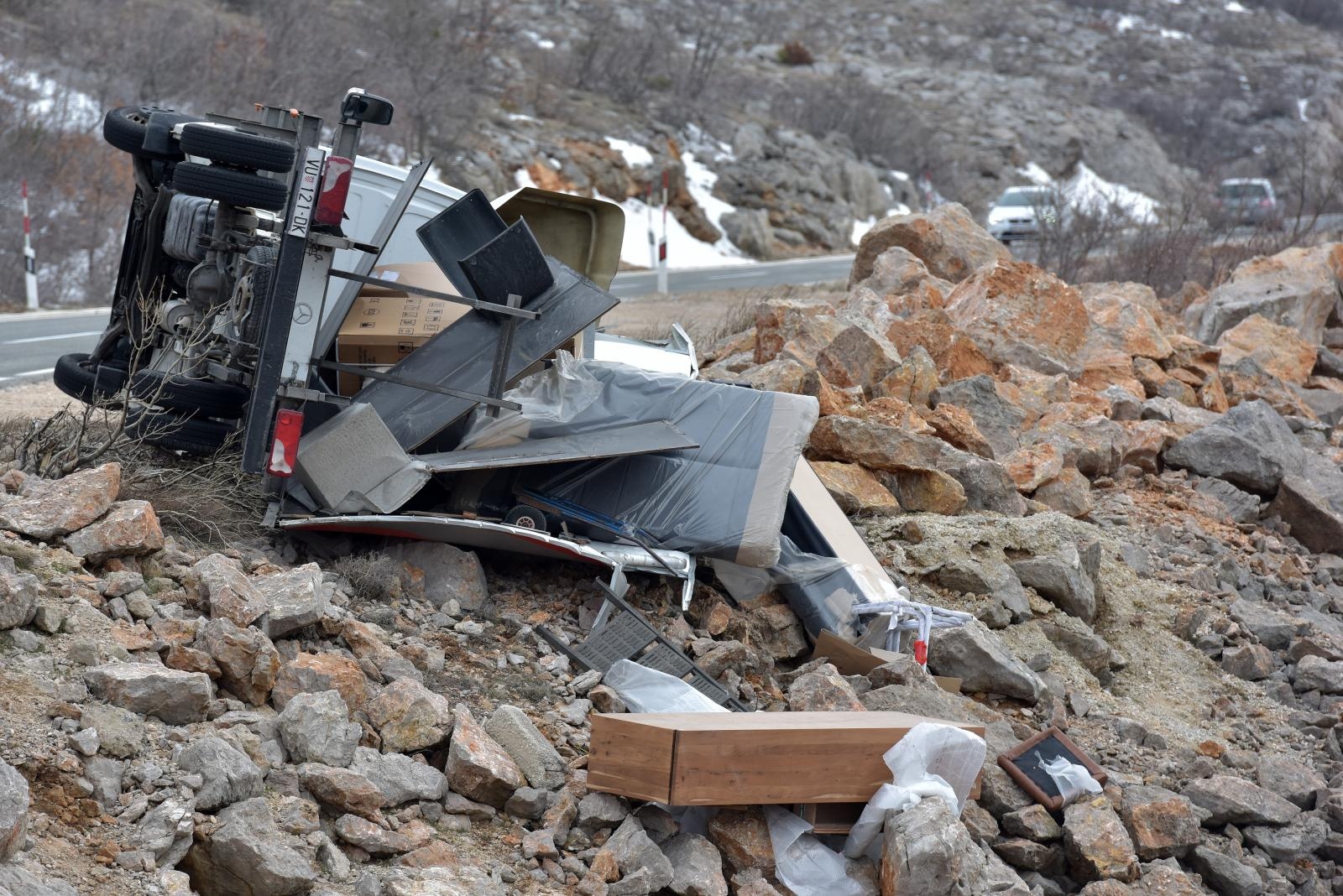 Orkanska bura na istom mjestu na cesti Gračac – Zaton Obrovački prevrnula dva kamiona