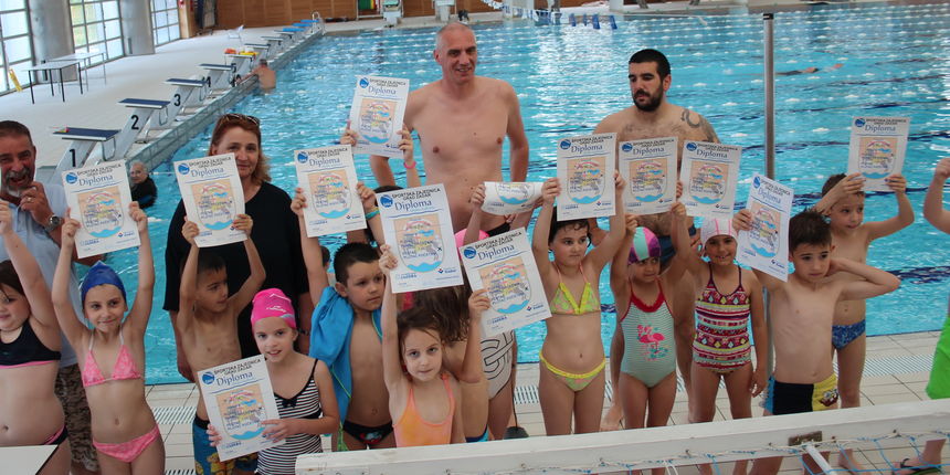 Nakon završenog tečaja proplivalo sedamnaest učenika OŠ Šime Budinić Nakon završenog tečaja proplivalo sedamnaest učenika OŠ Šime Budinić