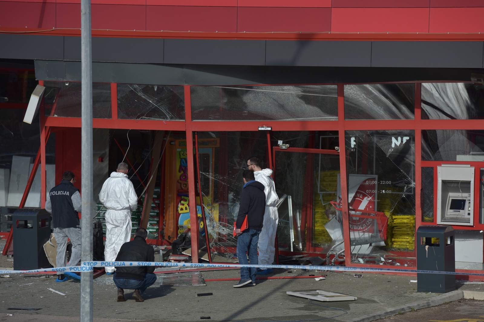 Raznesen bankomat u sklopu Plodina na Žmirićima Raznesen bankomat u sklopu Plodina na Žmirićima