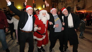 Zadar, 010111.
Mnogi su Zadrani Novu godinu docekali na gradskom trgovima uz nastupe lokalnih grupa.Kako varometa u sluzbenoj organizaciji nije bilo gradjani su se sami pobrinuli za novogodisnji ugodjaj.
Na slici : veselje na gradskim ulicama.
Foto : Vlad