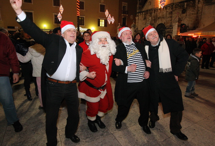 Zadar, 010111.
Mnogi su Zadrani Novu godinu docekali na gradskom trgovima uz nastupe lokalnih grupa.Kako varometa u sluzbenoj organizaciji nije bilo gradjani su se sami pobrinuli za novogodisnji ugodjaj.
Na slici : veselje na gradskim ulicama.
Foto : Vlad