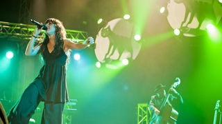 Zagreb, 030612.
Francuska pjevacica Zaz, pravog imena Isabelle Geffroy, kojoj je planetarnu slavu donio singl Je veux, odrzala je veceras koncert pred prepunom dvoranom Doma sportova.
Foto: Neja Markicevic / CROPIX