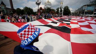 U Fun zoni u Kalinjingradu hrvatski navijači razvili 96-metarsku zastavu