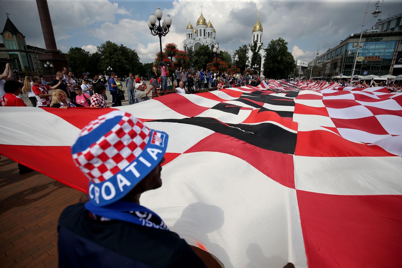 U Fun zoni u Kalinjingradu hrvatski navijači razvili 96-metarsku zastavu