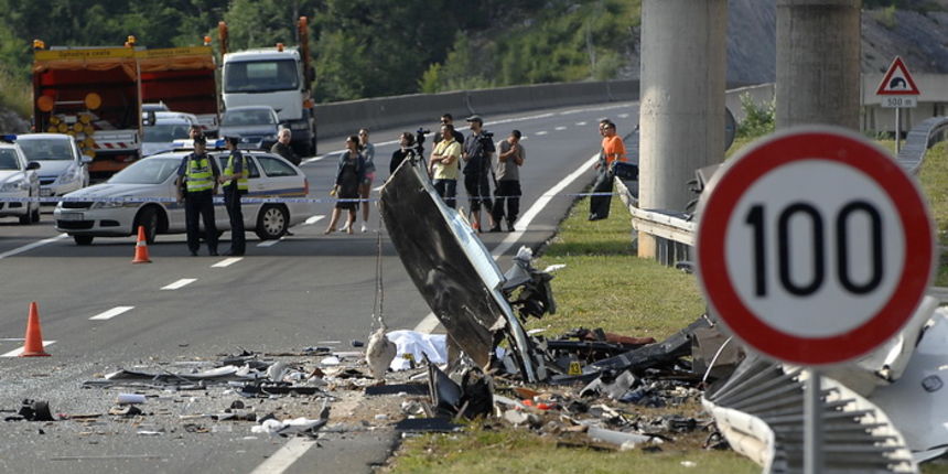 Gospic, 230612.
U prevrtanju ceskog autobusa iz grada Brna, jutros oko 4 sata izmedju tunela Krpani i Sveti Rok na auutocesti A1 smrtno je stradalo sedam osoba, a 42 su ozlijedjene. Svi ozlijedeni zbrinuti su u Opcoj bolnici Gospic, a troje kriticnih preb Gospic, 230612.
U prevrtanju ceskog autobusa iz grada Brna, jutros oko 4 sata izmedju tunela Krpani i Sveti Rok na auutocesti A1 smrtno je stradalo sedam osoba, a 42 su ozlijedjene. Svi ozlijedeni zbrinuti su u Opcoj bolnici Gospic, a troje kriticnih preb