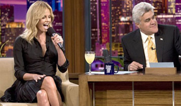 Charlize Theron i Jay Leno (Foto: tportal.hr)