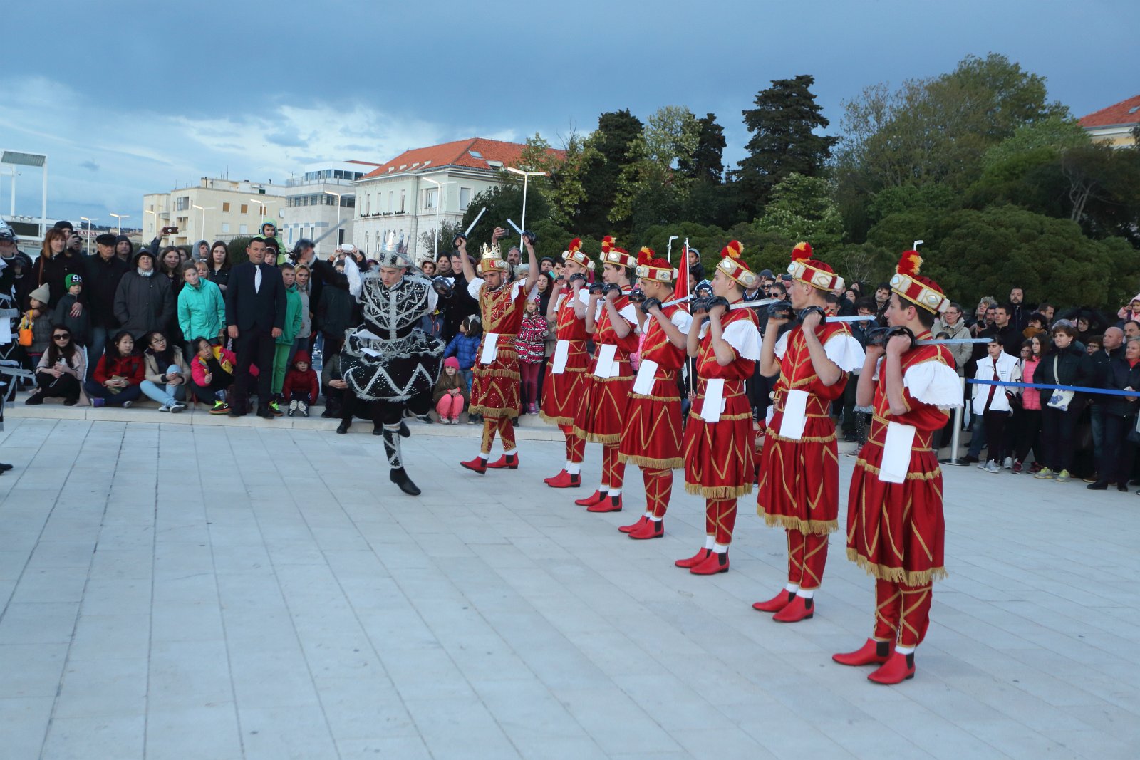 HGD Sv. Cecilija izvelo korčulanski viteški ples “Moreška” na Pozdravu suncu