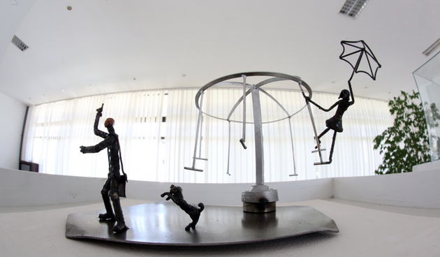 Slavonski Brod 16042013.
Slobodni umjetnik Tihomir Sarajcic izlozio je 12 skulptura scena iz pripovjetke Cudnovate zgode segrta Hlapica povodom Dana Ivane Brlic Mazuranic.Skulpture su napravljene od savijanjem i zavarivanjem zeljeza i to postupkom TIG.
Na