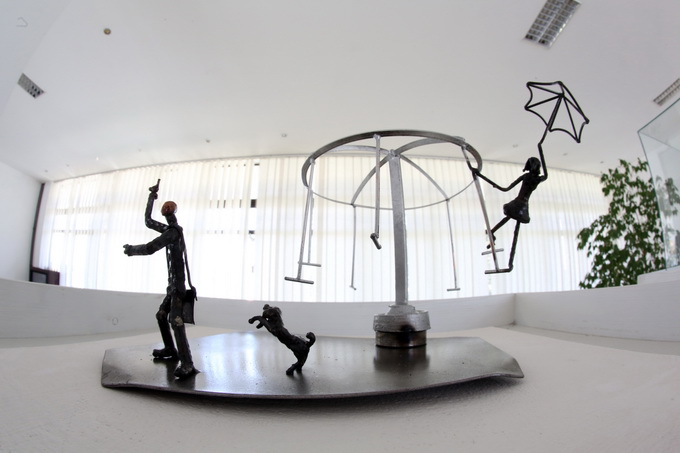 Slavonski Brod 16042013.
Slobodni umjetnik Tihomir Sarajcic izlozio je 12 skulptura scena iz pripovjetke Cudnovate zgode segrta Hlapica povodom Dana Ivane Brlic Mazuranic.Skulpture su napravljene od savijanjem i zavarivanjem zeljeza i to postupkom TIG.
Na