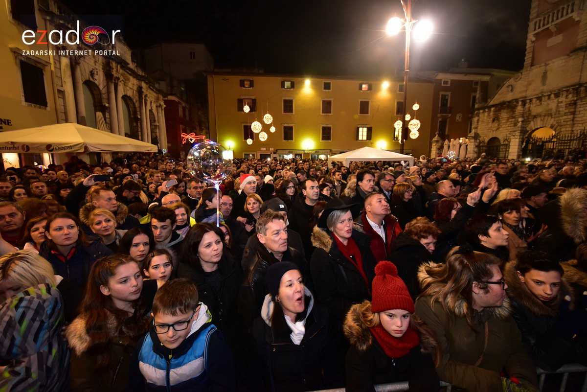 Tisuće Zadrana uživalo na krcatom Narodnom trgu i Tgu Petra Zoranića uz Tomislava Bralića i klapu Intrade Tisuće Zadrana uživalo na krcatom Narodnom trgu i Tgu Petra Zoranića uz Tomislava Bralića i klapu Intrade