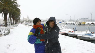 Split, 030212.
Nakon nekoliko godina, danima najavljivan snijeg pao je i na Splitskom podrucju. Iako je bio najavljen, Splicani nisu bili spremni na bijeli pokrivac, te im je on uz snaznu buru otezavao svakodnevni zivot. Gradski autobusi ne voze a skole, Split, 030212.
Nakon nekoliko godina, danima najavljivan snijeg pao je i na Splitskom podrucju. Iako je bio najavljen, Splicani nisu bili spremni na bijeli pokrivac, te im je on uz snaznu buru otezavao svakodnevni zivot. Gradski autobusi ne voze a skole,