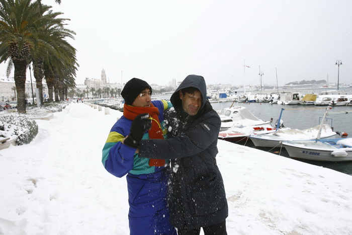 Split, 030212.
Nakon nekoliko godina, danima najavljivan snijeg pao je i na Splitskom podrucju. Iako je bio najavljen, Splicani nisu bili spremni na bijeli pokrivac, te im je on uz snaznu buru otezavao svakodnevni zivot. Gradski autobusi ne voze a skole, Split, 030212.
Nakon nekoliko godina, danima najavljivan snijeg pao je i na Splitskom podrucju. Iako je bio najavljen, Splicani nisu bili spremni na bijeli pokrivac, te im je on uz snaznu buru otezavao svakodnevni zivot. Gradski autobusi ne voze a skole,