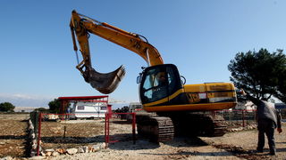 Vir, 190213.
Otok Vir. 
Kao sto je i najavljeno, pocelo je rusenje ilegalnih objekata. Polazisna tocka bagera je otok Vir na kojem je oko 8.000 bespravno izgradjenih objekata. Nesto prije 9 sati prvi je bager stigao na taj otok. Policija asistira na podru