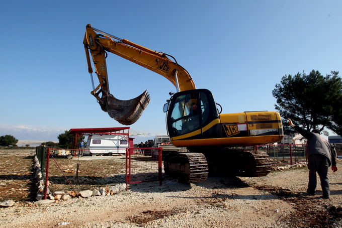 Vir, 190213.
Otok Vir. 
Kao sto je i najavljeno, pocelo je rusenje ilegalnih objekata. Polazisna tocka bagera je otok Vir na kojem je oko 8.000 bespravno izgradjenih objekata. Nesto prije 9 sati prvi je bager stigao na taj otok. Policija asistira na podru