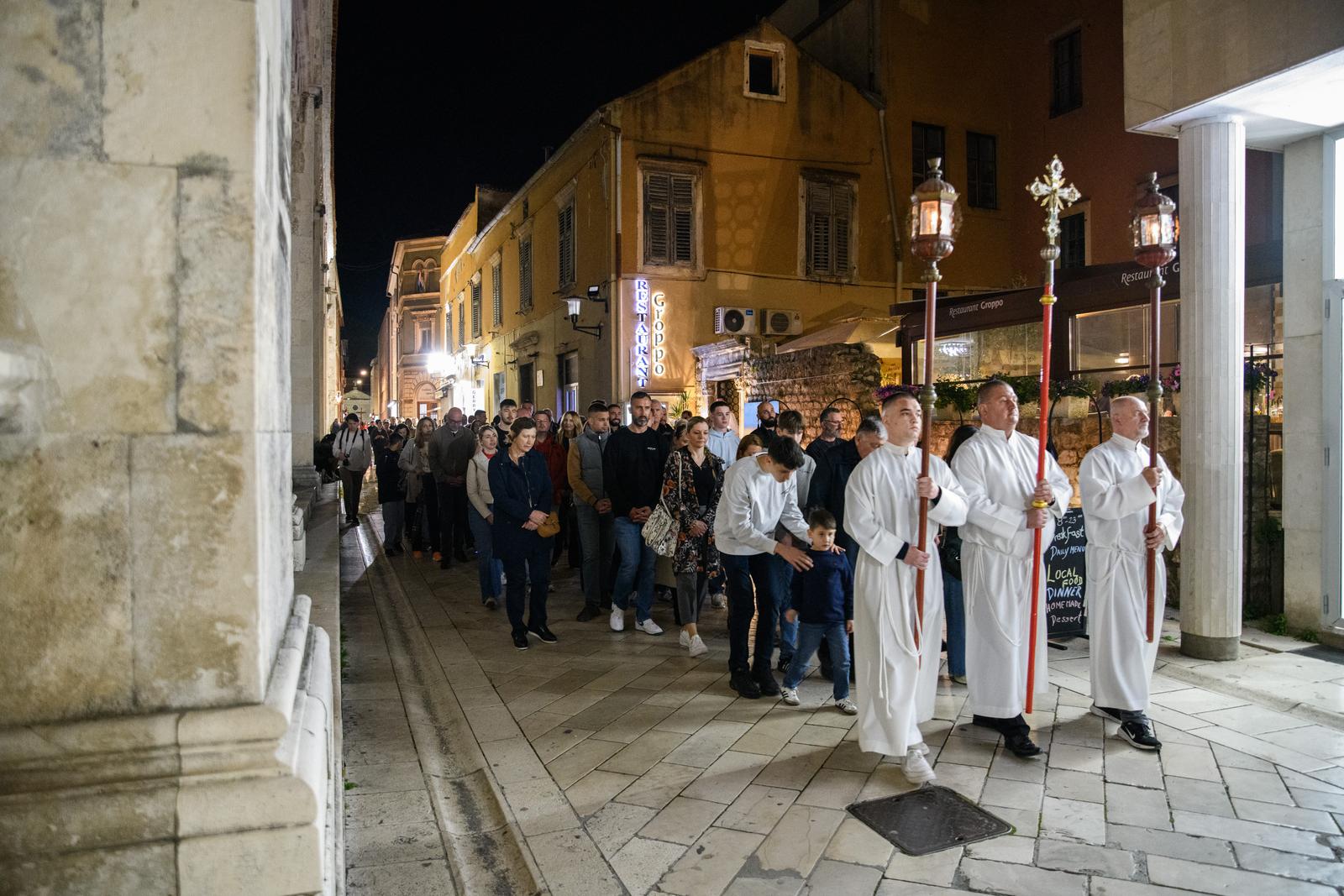 Nadbiskup Zgrablić predvodio Službu Muke Gospodnje u katedrali sv. Stošije Nadbiskup Zgrablić predvodio Službu Muke Gospodnje u katedrali sv. Stošije