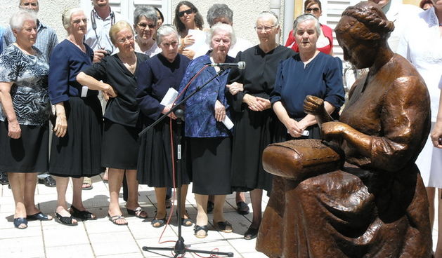 U Pagu je otvoren 1. medjunarodni festival cipke na kojem sudjeluju Hrvatska, Slovacka, Poljska, Austrija i Francuska. Paske cipkarice demonstrirale su izradu paske cipke. U spomen na sve paske cipkarice, otkrivena je i skulptura paska cipkar