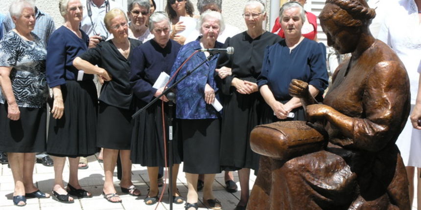 U Pagu je otvoren 1. medjunarodni festival cipke na kojem sudjeluju Hrvatska, Slovacka, Poljska, Austrija i Francuska. Paske cipkarice demonstrirale su izradu paske cipke. U spomen na sve paske cipkarice, otkrivena je i skulptura paska cipkar U Pagu je otvoren 1. medjunarodni festival cipke na kojem sudjeluju Hrvatska, Slovacka, Poljska, Austrija i Francuska. Paske cipkarice demonstrirale su izradu paske cipke. U spomen na sve paske cipkarice, otkrivena je i skulptura paska cipkar