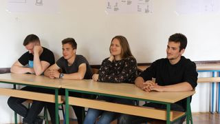 U ponedjeljak u popodnevnim satima, u Prirodoslovno grafičkoj školi održan je eko-kviz znanja – Eko potjera, napravljen po uzoru na popularni kviz na HTV-u U ponedjeljak u popodnevnim satima, u Prirodoslovno grafičkoj školi održan je eko-kviz znanja – Eko potjera, napravljen po uzoru na popularni kviz na HTV-u