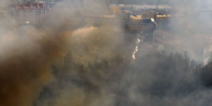 Zadar, 270810
Veliki pozar izbio je danas popodne u Zadru na podrucju izmedju kvarta Bili brig i put Bokanjca. Vatrogasci su i dalje na terenu te se bore sa vatrom da ne dodje do obliznjih kuca.
Foto: Jure Miskovic / CROPIX