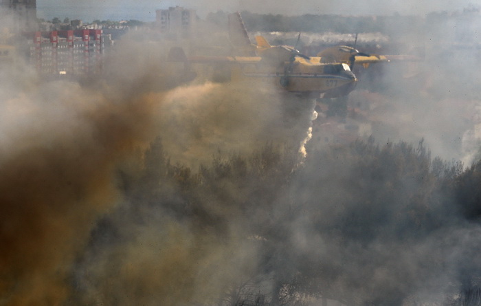 Zadar, 270810
Veliki pozar izbio je danas popodne u Zadru na podrucju izmedju kvarta Bili brig i put Bokanjca. Vatrogasci su i dalje na terenu te se bore sa vatrom da ne dodje do obliznjih kuca.
Foto: Jure Miskovic / CROPIX