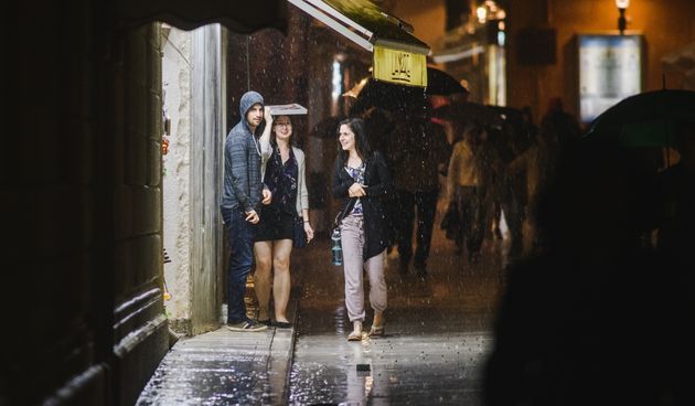 Kiša je potopila ulice grada. Jesen je stigla u svom svojem sjaju