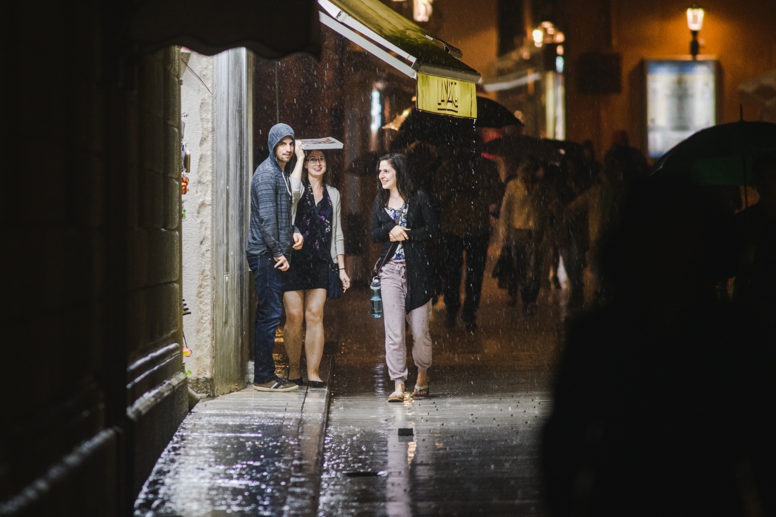 Kiša je potopila ulice grada. Jesen je stigla u svom svojem sjaju