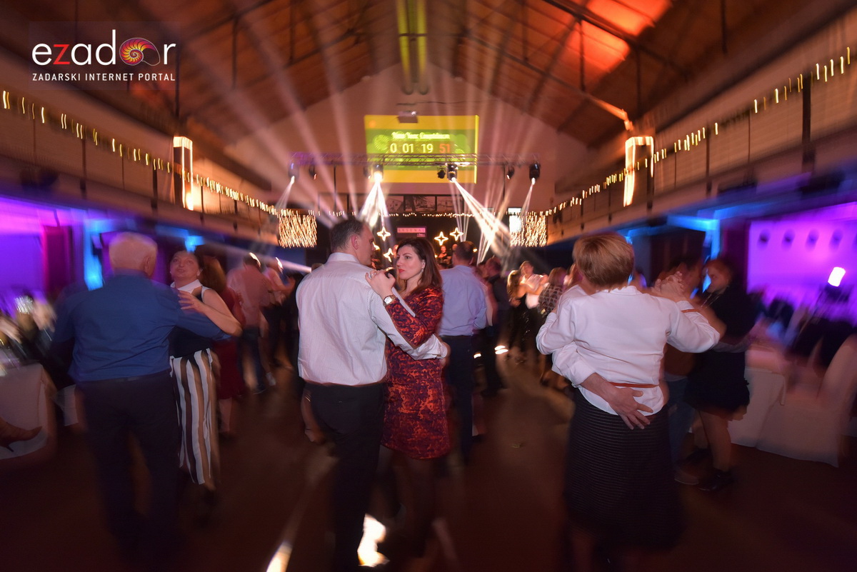 Tisuće Zadrana uživalo na krcatom Narodnom trgu i Tgu Petra Zoranića uz Tomislava Bralića i klapu Intrade Tisuće Zadrana uživalo na krcatom Narodnom trgu i Tgu Petra Zoranića uz Tomislava Bralića i klapu Intrade