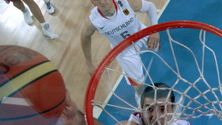 Bydgoszcz, 150909.
Dvorana Sport Arena Luczniczka.
Europsko prvenstvo u kosarci u Poljskoj, drugi krug natjecanja po skupinama 3. kolo grupe E, utakmica izmedju Hrvatske i Njemacke odlucujuca za ulazak u cetvrtfinale.
Na slici: Marko Banic u skoku pod kos