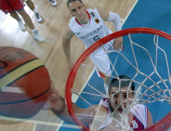 Bydgoszcz, 150909.
Dvorana Sport Arena Luczniczka.
Europsko prvenstvo u kosarci u Poljskoj, drugi krug natjecanja po skupinama 3. kolo grupe E, utakmica izmedju Hrvatske i Njemacke odlucujuca za ulazak u cetvrtfinale.
Na slici: Marko Banic u skoku pod kos