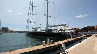 27.06.2013., Zadar – Luksuzna jahta u vlasnistvu medijskog magnata Ruperta Murdocha nalazi se usidrena u zadarskoj marini. Brod je dugacak 68 metara, glavni jarbol je iste visine. Cijena najma ove jahte na tjedan je 295.000 eura, odnosno 2,2 milijuna ku 27.06.2013., Zadar – Luksuzna jahta u vlasnistvu medijskog magnata Ruperta Murdocha nalazi se usidrena u zadarskoj marini. Brod je dugacak 68 metara, glavni jarbol je iste visine. Cijena najma ove jahte na tjedan je 295.000 eura, odnosno 2,2 milijuna ku